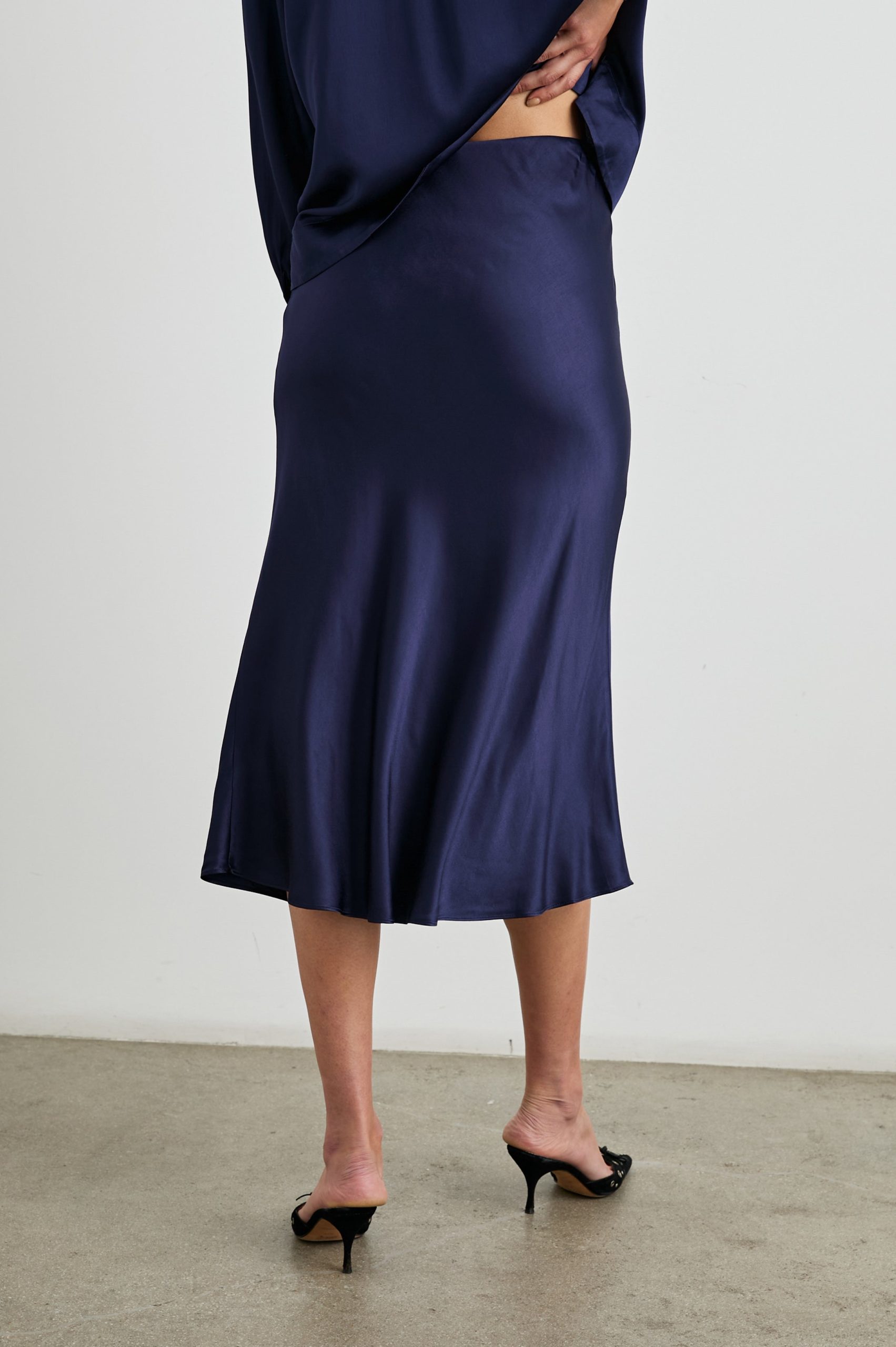 ANYA SKIRT - NAVY - Image 4