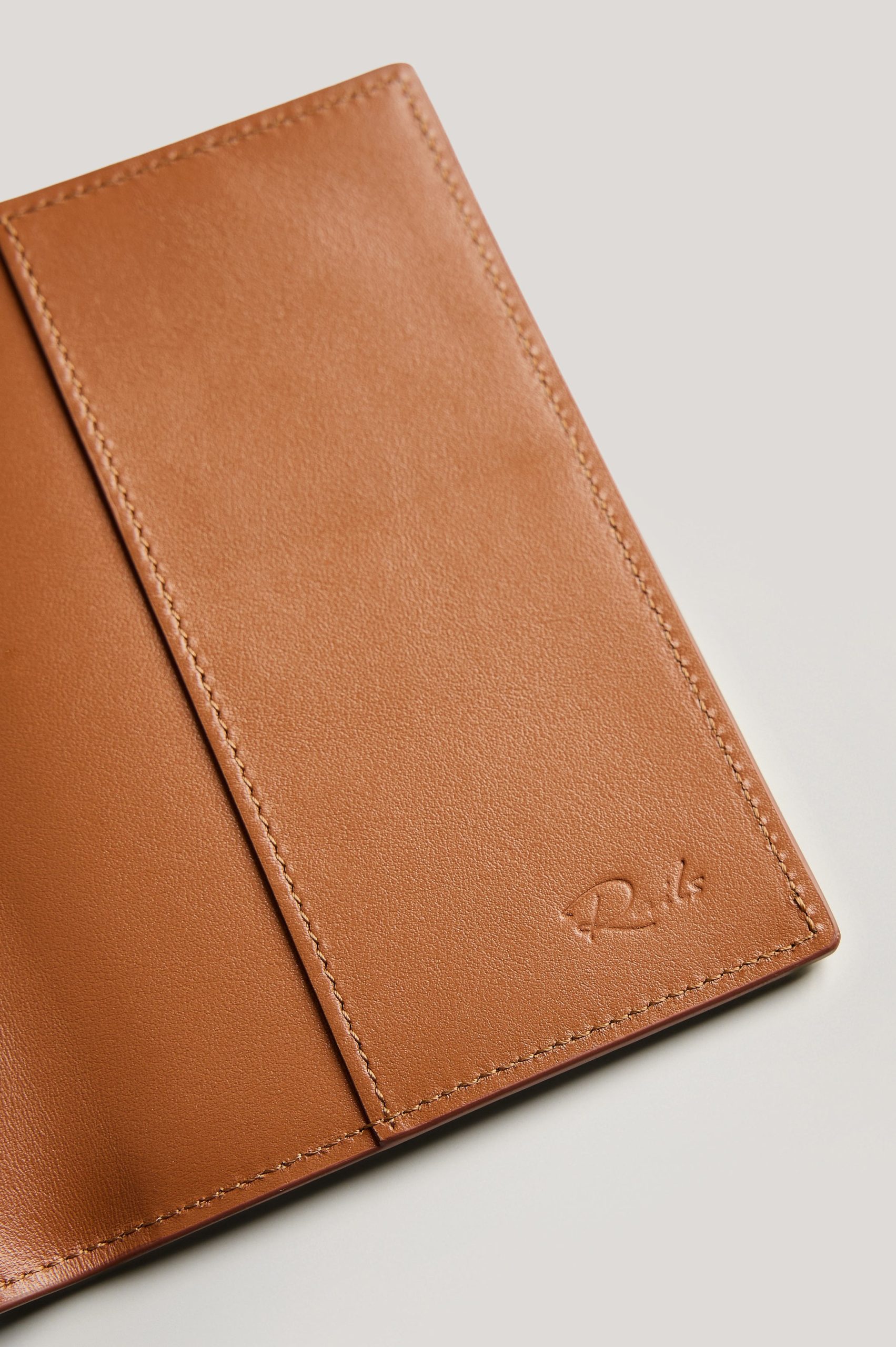 LEATHER PASSPORT HOLDER - COGNAC - Image 3