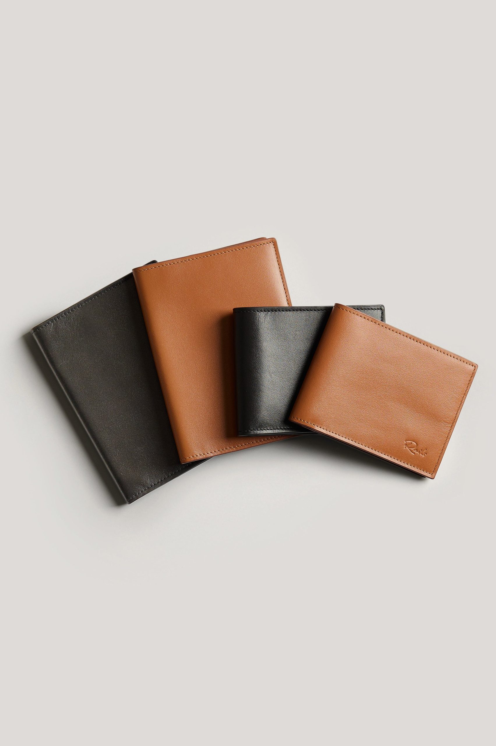 LEATHER PASSPORT HOLDER - COGNAC - Image 4